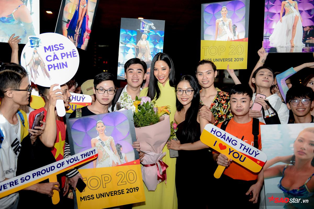 Trở về từ Miss Universe, Hoàng Thùy diện áo dài vàng rạng rỡ ôm chầm hoa hậu Khánh Vân Ảnh 7