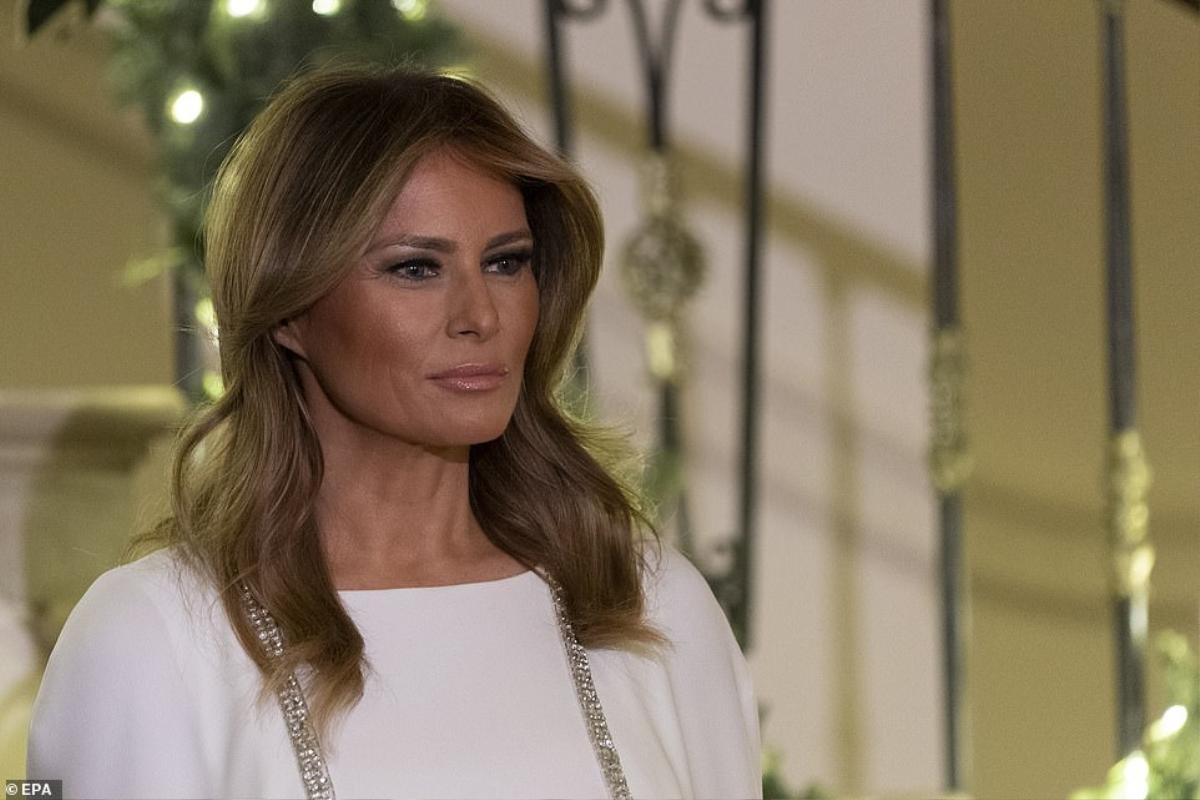 Bà Melania rạng ngời trong chiếc váy 4.000 USD, tay trong tay cùng ông Trump dự sự kiện mừng Giáng sinh Ảnh 16