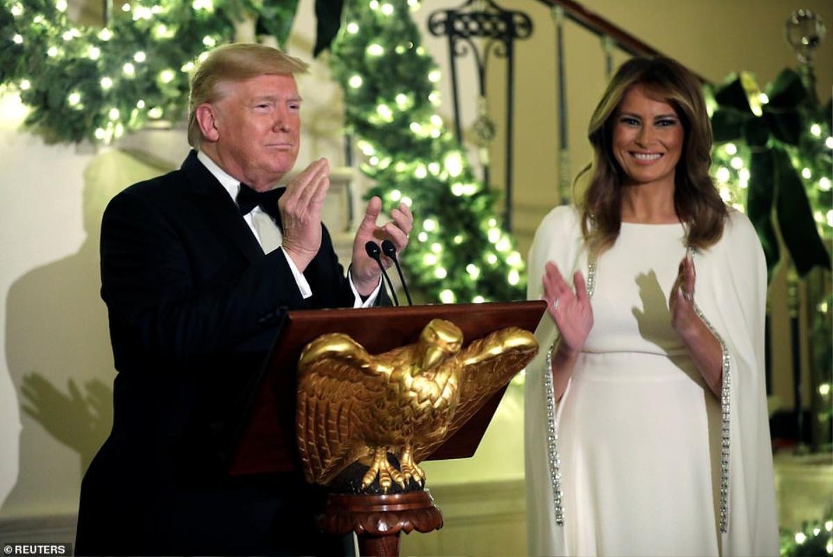 Bà Melania rạng ngời trong chiếc váy 4.000 USD, tay trong tay cùng ông Trump dự sự kiện mừng Giáng sinh Ảnh 12