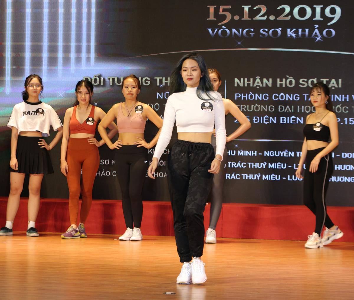 Sơ khảo Miss University NHG 2020 tại ĐH Quốc tế Hồng Bàng: Dàn thí sinh năng động trong trang phục thể thao, tự tin trả lời ứng xử Ảnh 10