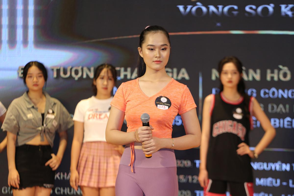 Sơ khảo Miss University NHG 2020 tại ĐH Quốc tế Hồng Bàng: Dàn thí sinh năng động trong trang phục thể thao, tự tin trả lời ứng xử Ảnh 8