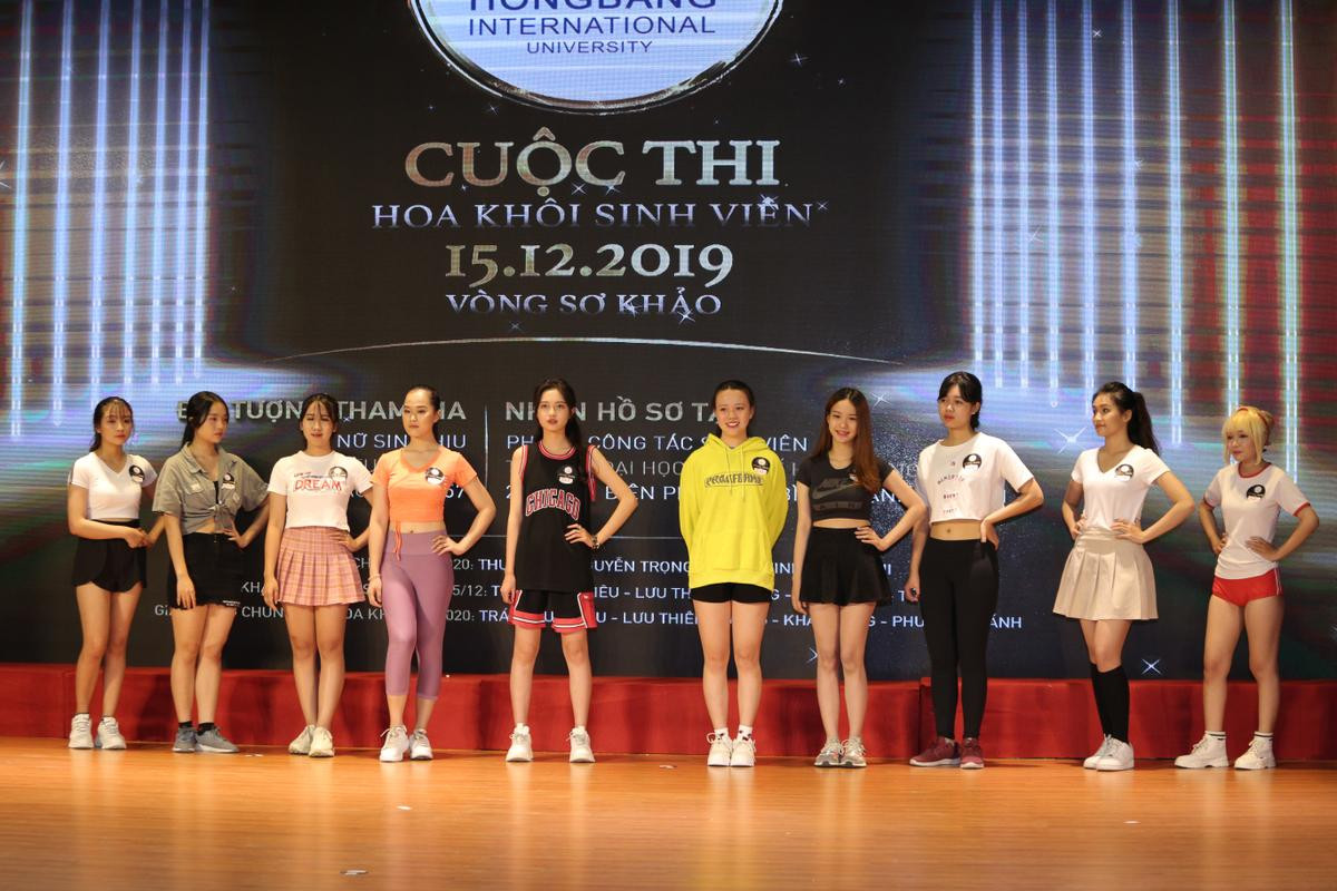 Sơ khảo Miss University NHG 2020 tại ĐH Quốc tế Hồng Bàng: Dàn thí sinh năng động trong trang phục thể thao, tự tin trả lời ứng xử Ảnh 1