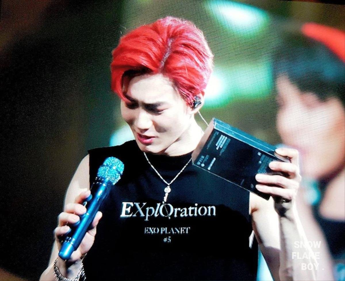 Suho (EXO) được fan tặng iPhone 11 Pro Max khi đang biểu diễn, riêng cách tặng mới thật sự bất ngờ Ảnh 3