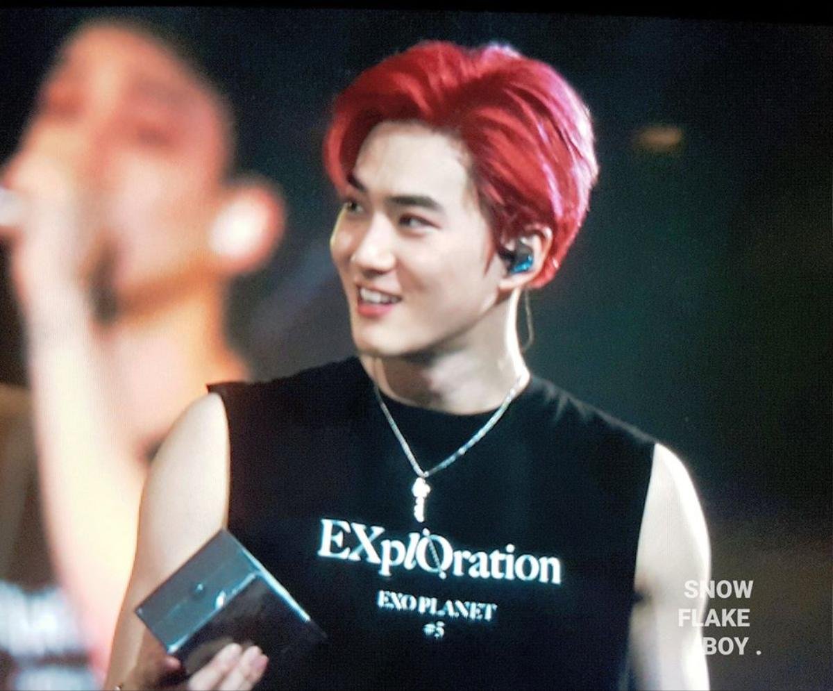 Suho (EXO) được fan tặng iPhone 11 Pro Max khi đang biểu diễn, riêng cách tặng mới thật sự bất ngờ Ảnh 1