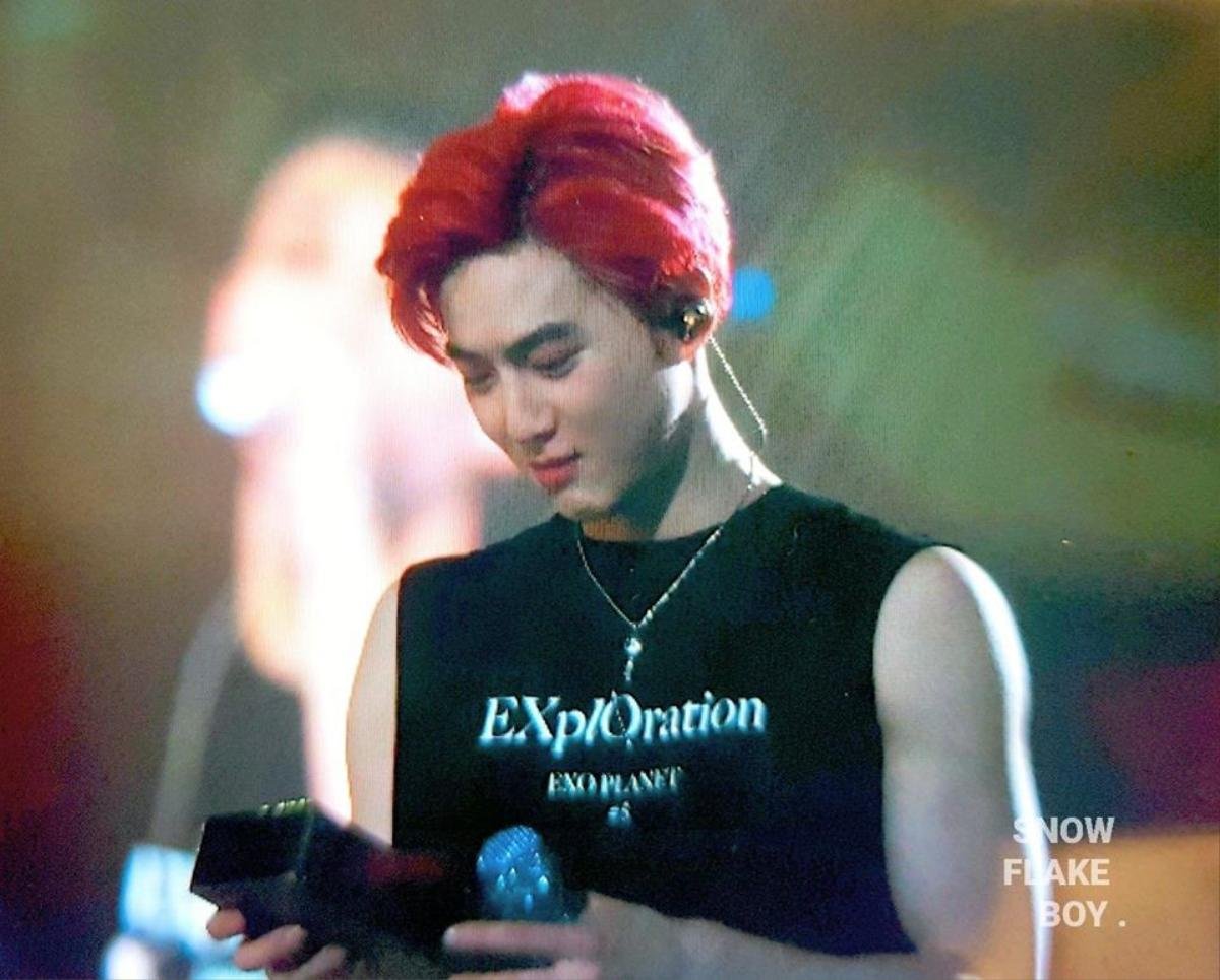 Suho (EXO) được fan tặng iPhone 11 Pro Max khi đang biểu diễn, riêng cách tặng mới thật sự bất ngờ Ảnh 2