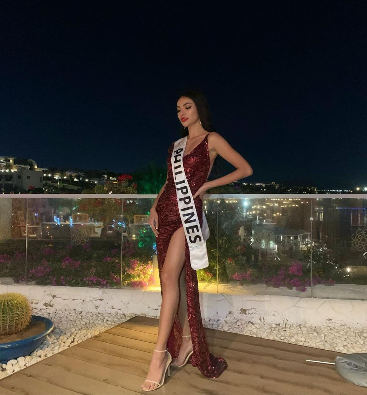 Trang phục dân tộc của đối thủ Thúy An ở Miss Intercontinental được thực hiện bởi những người tù nhân Ảnh 8