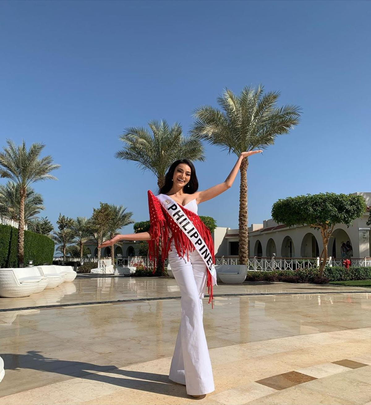 Trang phục dân tộc của đối thủ Thúy An ở Miss Intercontinental được thực hiện bởi những người tù nhân Ảnh 7