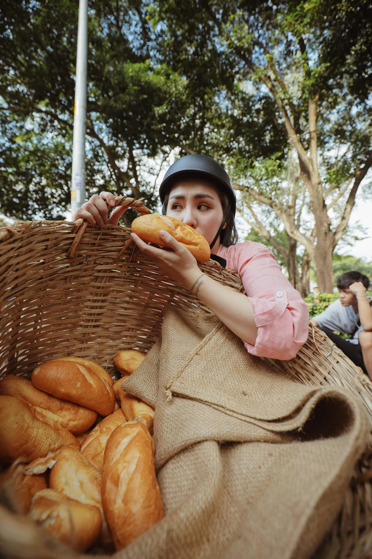 Hát về bánh mì, MV mới của Đạt G và Du Uyên #1 trending sau 3 ngày ra mắt Ảnh 11