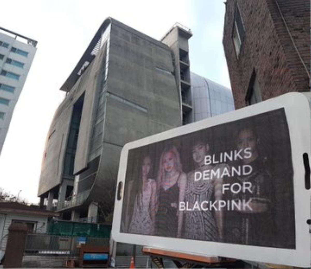 Fan đặt biển quảng cáo ngay trước cửa tòa nhà YG, yêu cầu công ty trả lại công bằng cho BlackPink Ảnh 1