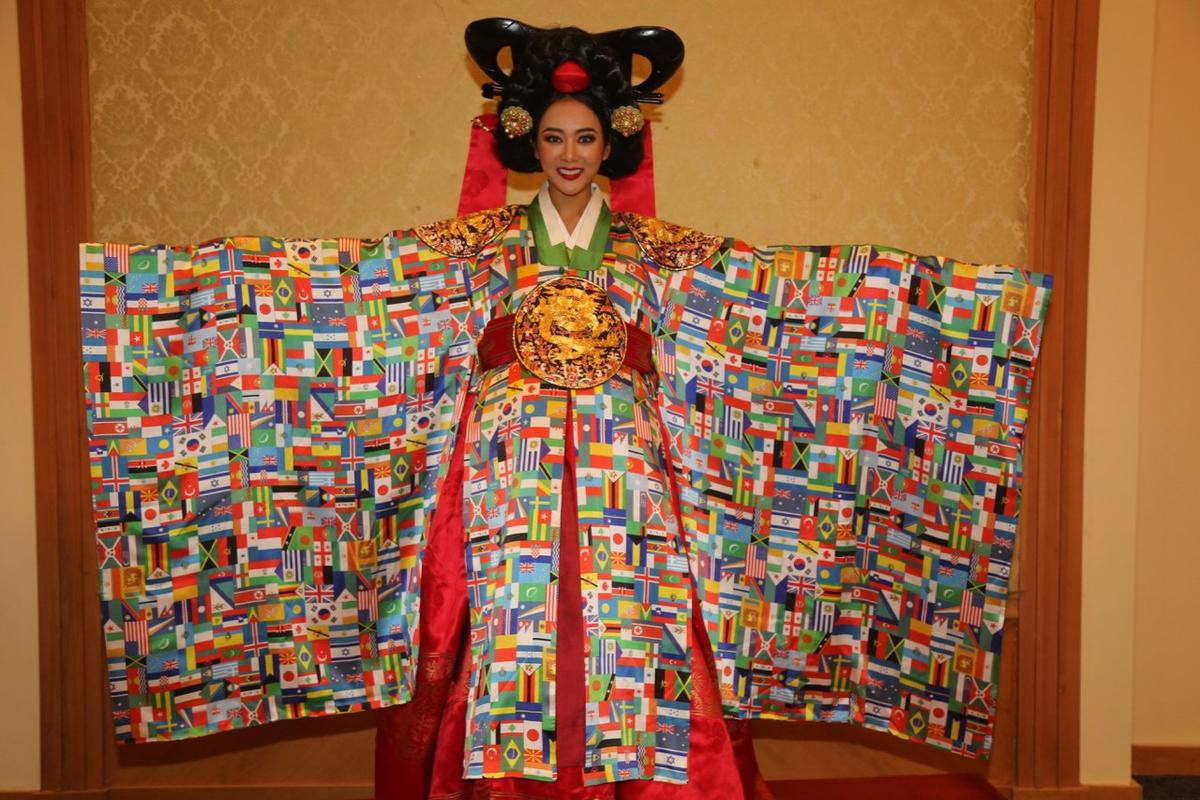 Thúy An trình diễn 'Điểu tinh đoạt công chúa': Đẹp - Độc đáo - Quyết giật giải Best National Costume! Ảnh 8