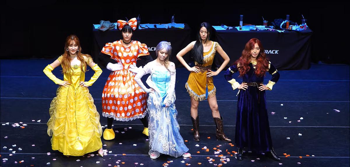 AOA biến hóa thành các nhân vật Disney trong buổi fansign khiến các fan không khỏi thích thú Ảnh 2