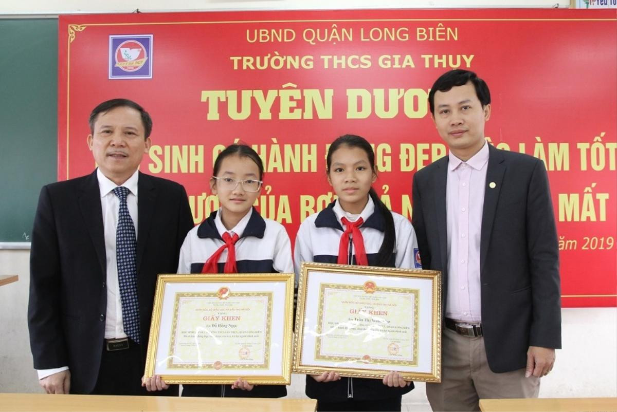 Tuyên dương 2 nữ sinh nhặt được ví tiền 20 triệu đồng trả lại người mất Ảnh 1