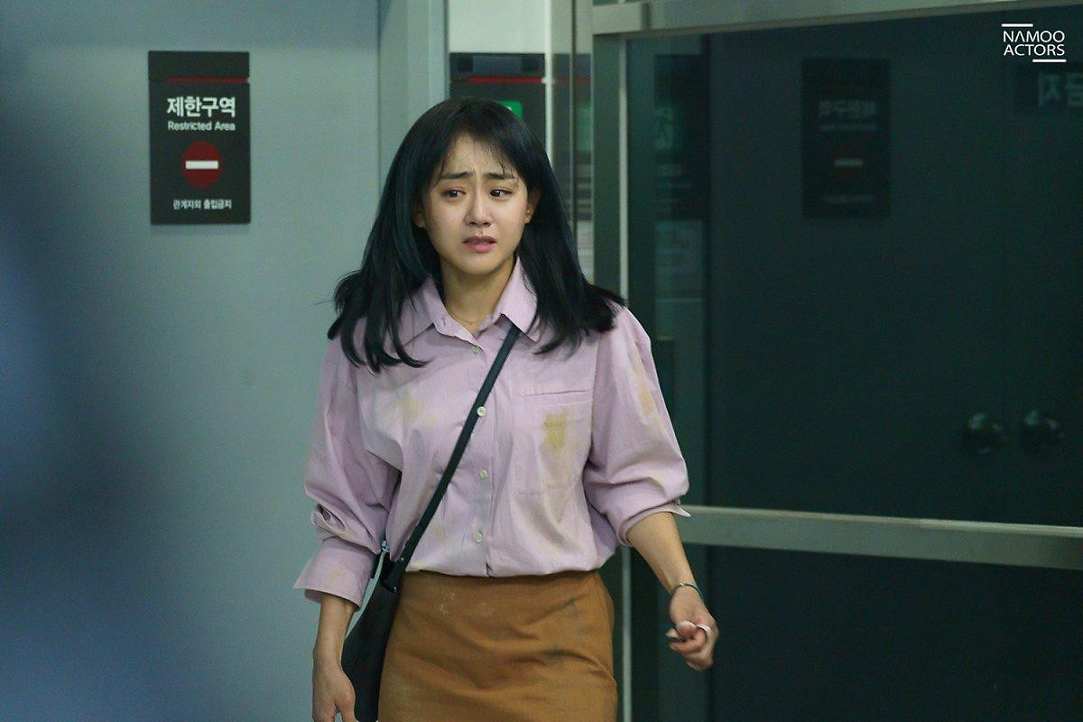 Đóng 2 vai trong 1 bộ phim, 'em gái quốc dân' Moon Geun Young đẹp như hoa ở tuổi 32 Ảnh 1