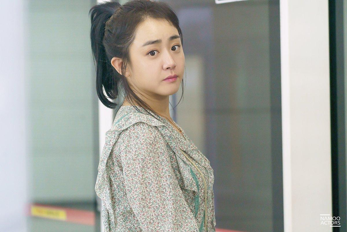 Đóng 2 vai trong 1 bộ phim, 'em gái quốc dân' Moon Geun Young đẹp như hoa ở tuổi 32 Ảnh 11