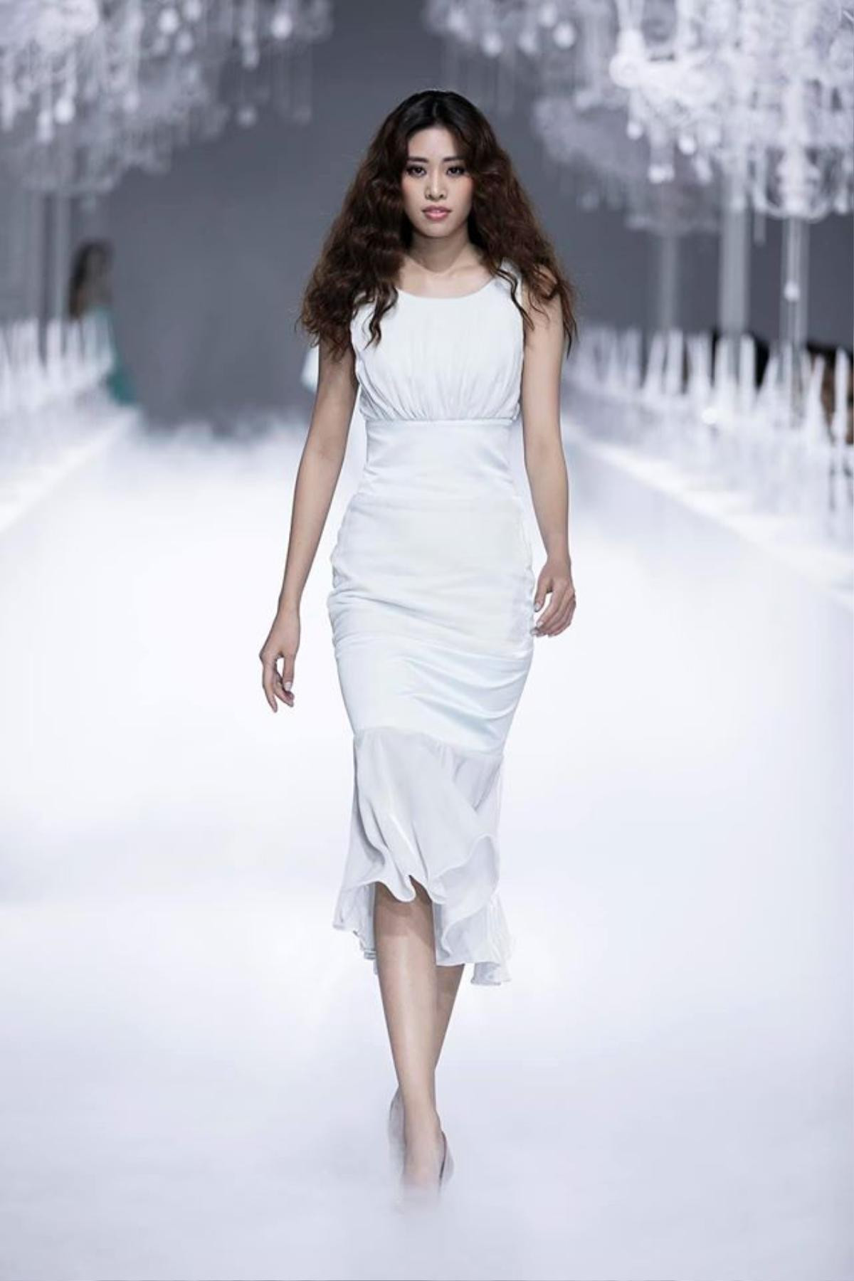 Catwalk sương sương mà đã đỉnh cao thế này, còn ai bảo Hoa hậu Khánh Vân chỉ thường thôi! Ảnh 5