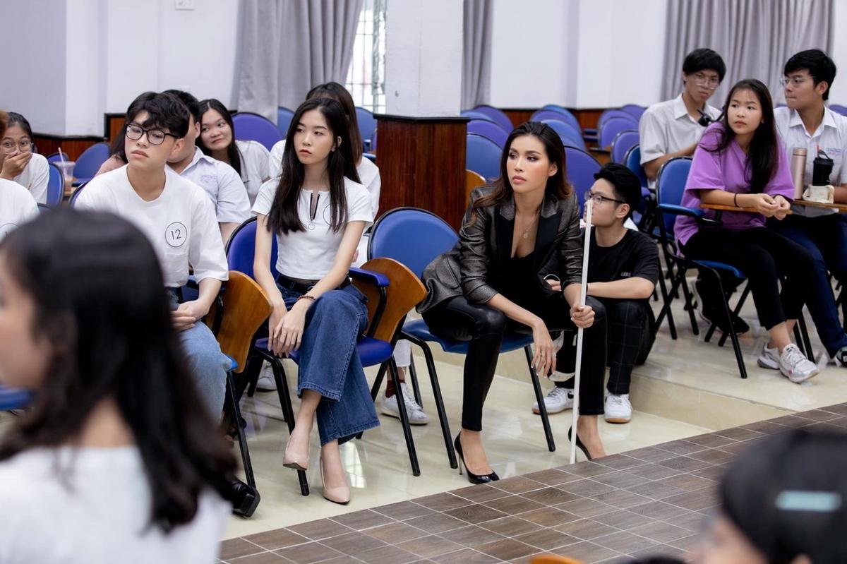 Minh Tú mở lớp dạy catwalk 'dã chiến', cầm thước kẻ nghiêm khắc 'uốn nắn' học sinh Ảnh 10