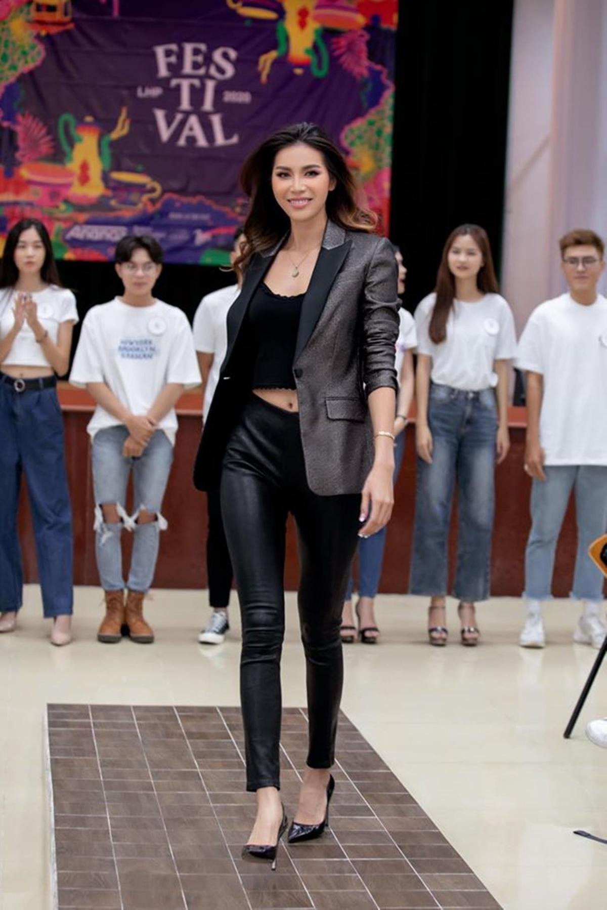 Minh Tú mở lớp dạy catwalk 'dã chiến', cầm thước kẻ nghiêm khắc 'uốn nắn' học sinh Ảnh 3