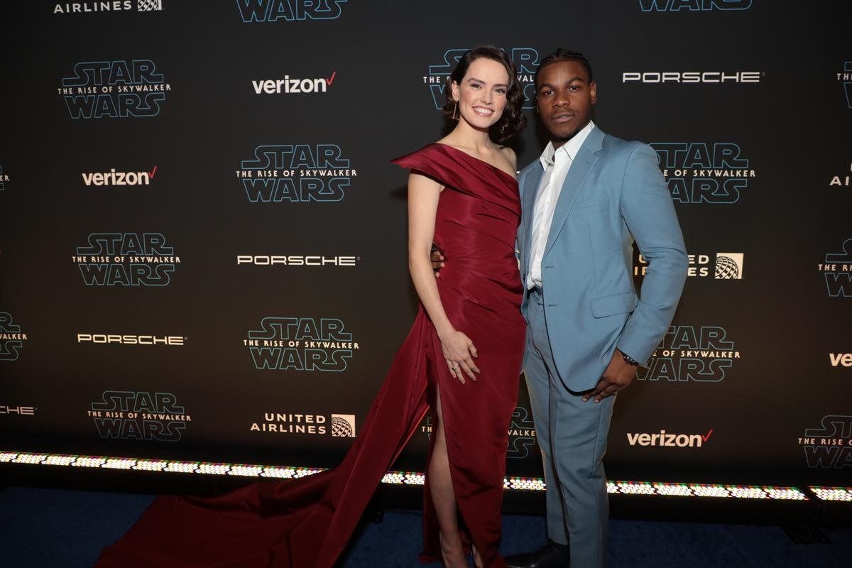 Daisy Ridley sánh vai John Boyega, Isaac Oscar, Kelly Marie Tran góp mặt trên thảm đỏ công chiếu 'Star Wars: Skywalker trỗi dậy' Ảnh 2