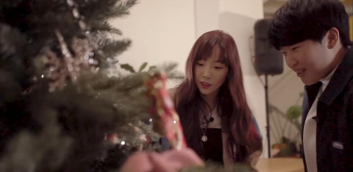 Fan thích thú khoảnh khắc Taeyeon (SNSD) lén đến nhà fan, tặng quà và trang trí cả cây thông Noel Ảnh 3