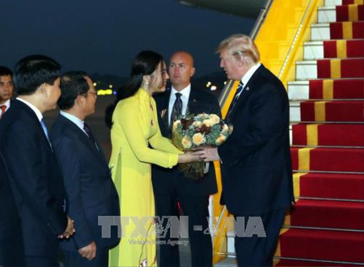 Nữ sinh từng tặng hoa cho tổng thống Donald Trump 2 năm trước bây giờ ra sao? Ảnh 1