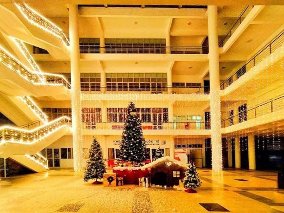 Sinh viên ĐH Sư phạm Kỹ thuật TP.HCM tha hồ 'sống ảo' với cây thông Noel cực hoành tráng tại khuôn viên trường Ảnh 10