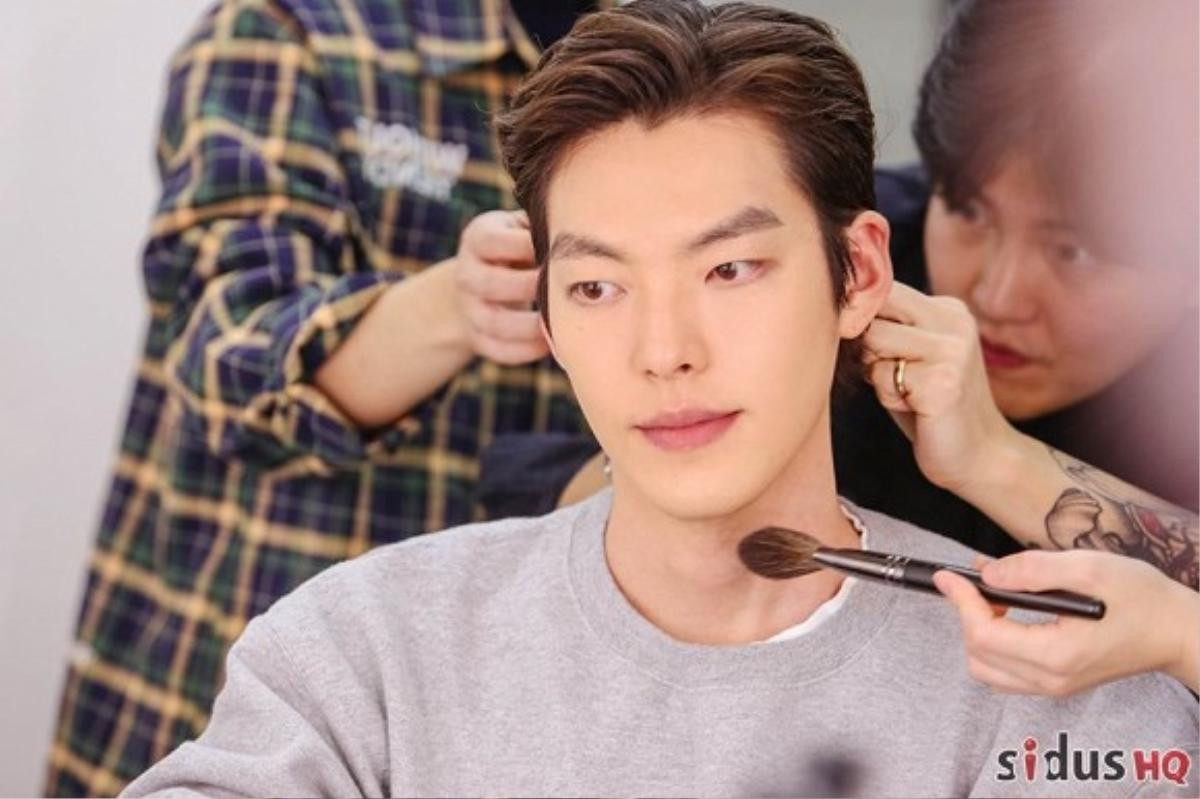 Loạt ảnh hậu trường đốn tin fan của Kim Woo Bin: Nhan sắc đỉnh cao, thần thái 'chết người' Ảnh 2