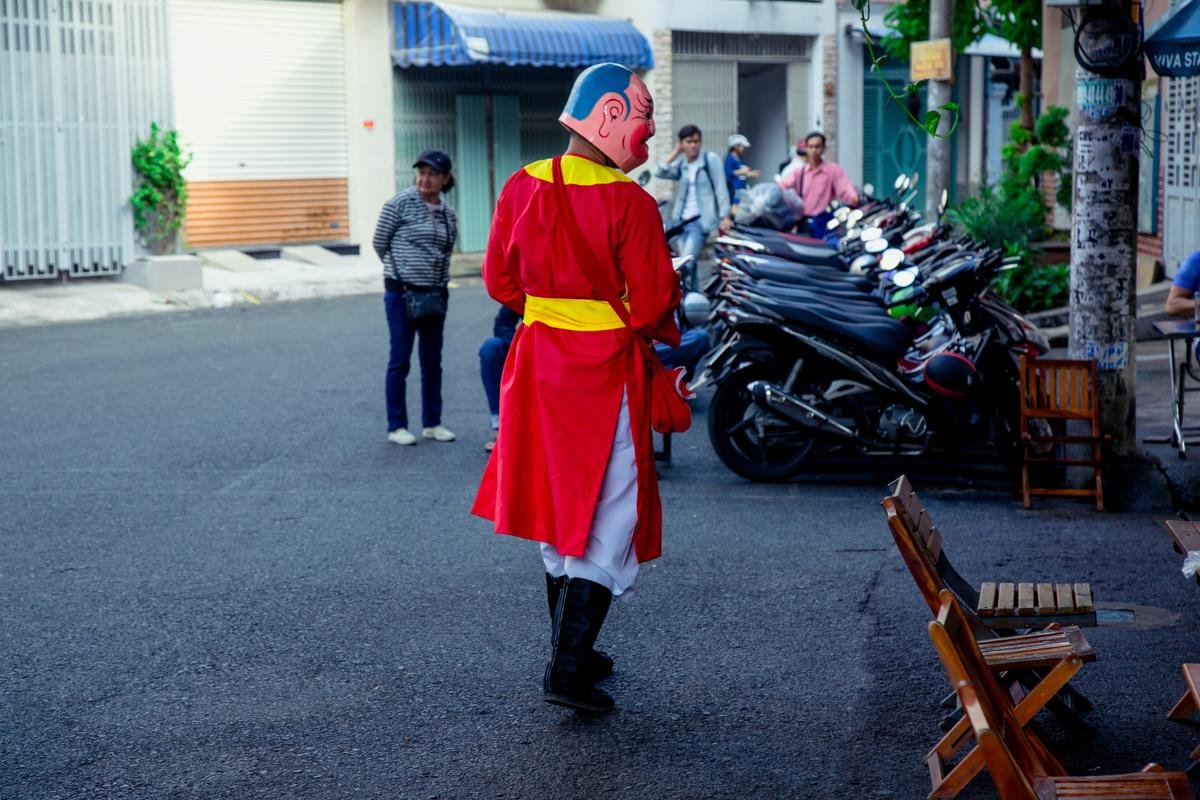 Chuyện gì thế này: Tết chưa đến, Tiến Luật đã 'cosplay' ông Địa xuống phố 'náo loạn'? Ảnh 4