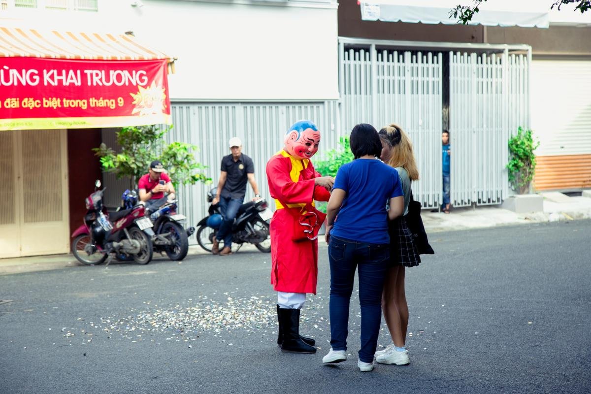 Chuyện gì thế này: Tết chưa đến, Tiến Luật đã 'cosplay' ông Địa xuống phố 'náo loạn'? Ảnh 5