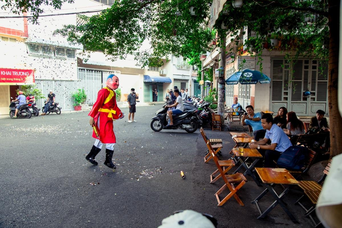 Chuyện gì thế này: Tết chưa đến, Tiến Luật đã 'cosplay' ông Địa xuống phố 'náo loạn'? Ảnh 6