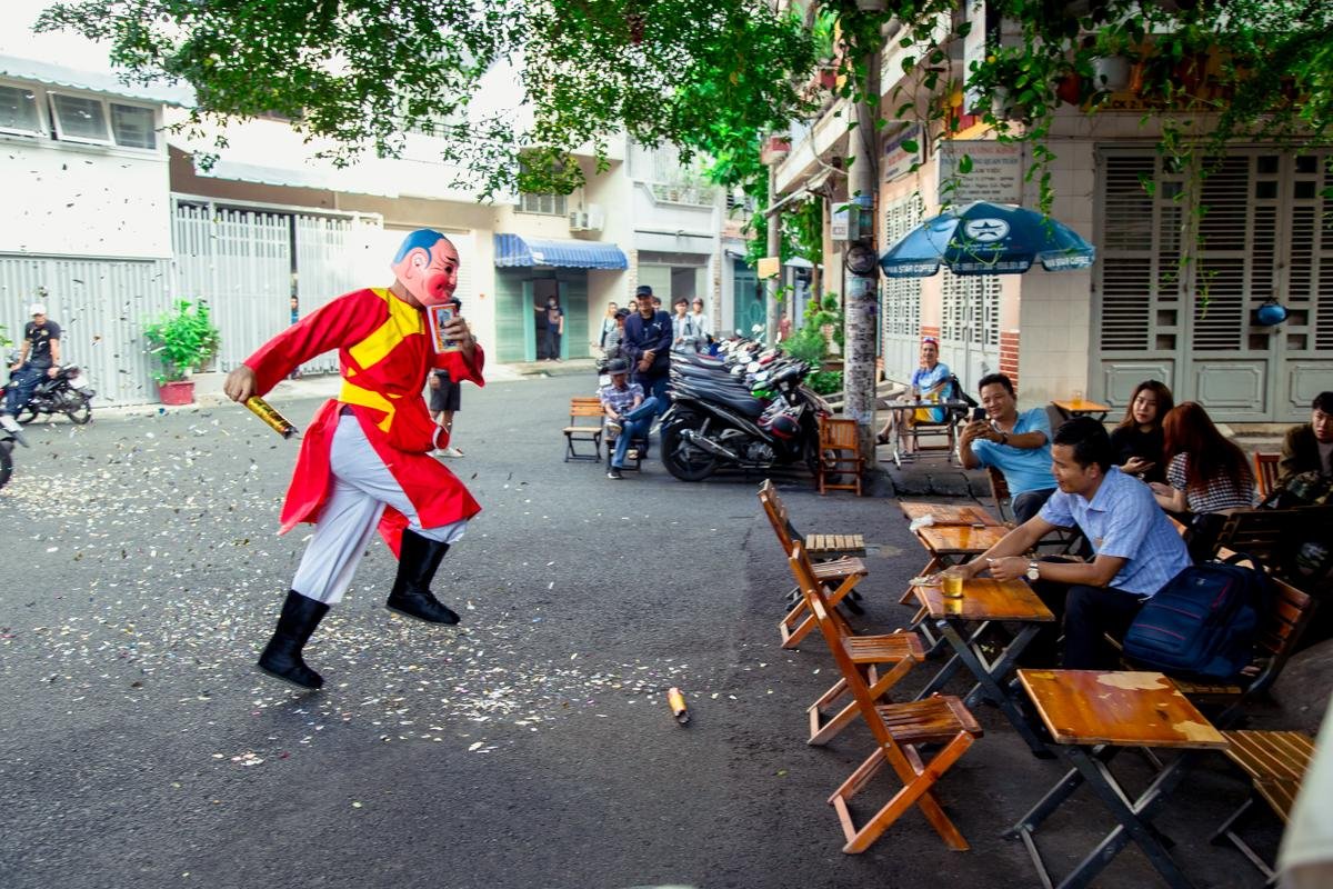 Chuyện gì thế này: Tết chưa đến, Tiến Luật đã 'cosplay' ông Địa xuống phố 'náo loạn'? Ảnh 7