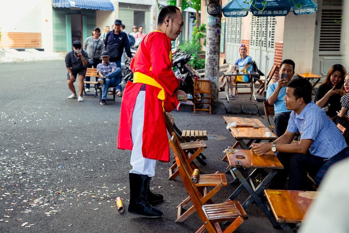 Chuyện gì thế này: Tết chưa đến, Tiến Luật đã 'cosplay' ông Địa xuống phố 'náo loạn'? Ảnh 8