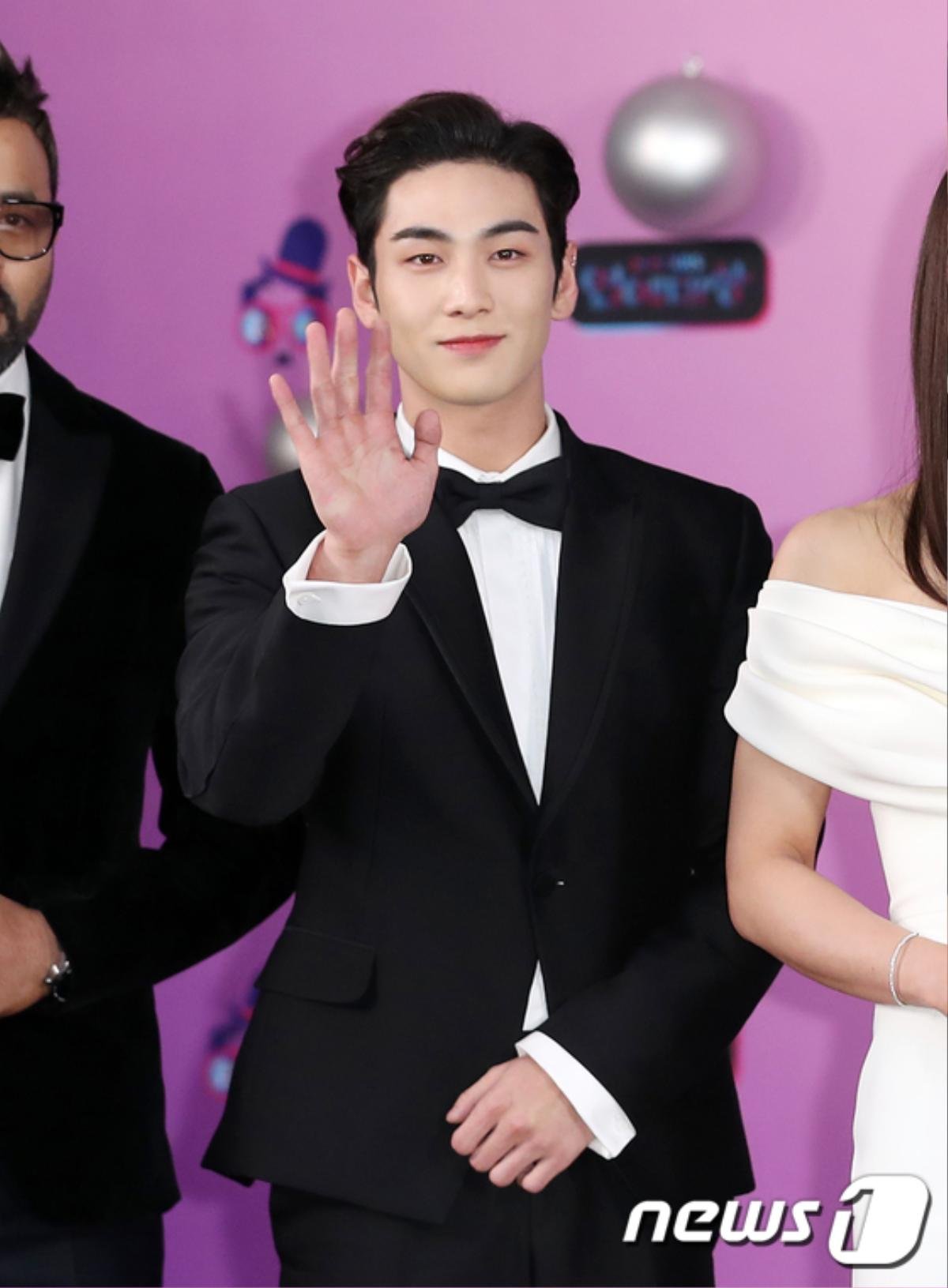 Hàng loạt sao đổ bộ thảm đỏ 'KBS Entertainment Awards 2019': Baekho (Nu'est), Jung Il Woo, Choi Bo Min cực điển trai Ảnh 16