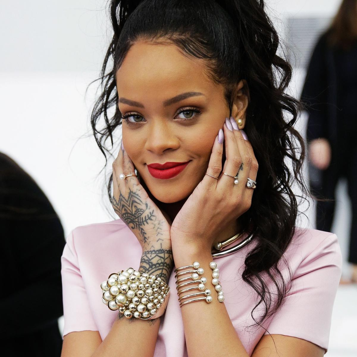 Rihanna tung 8 bảng màu mắt mới với giá cực hời Ảnh 8