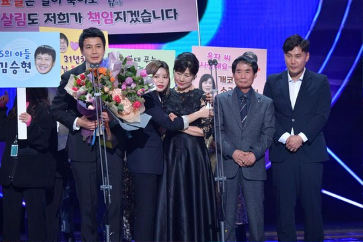 Kết quả 'KBS Entertainment Awards 2019': Các ông bố của 'Siêu nhân trở lại' nhận giải Daesang Ảnh 3