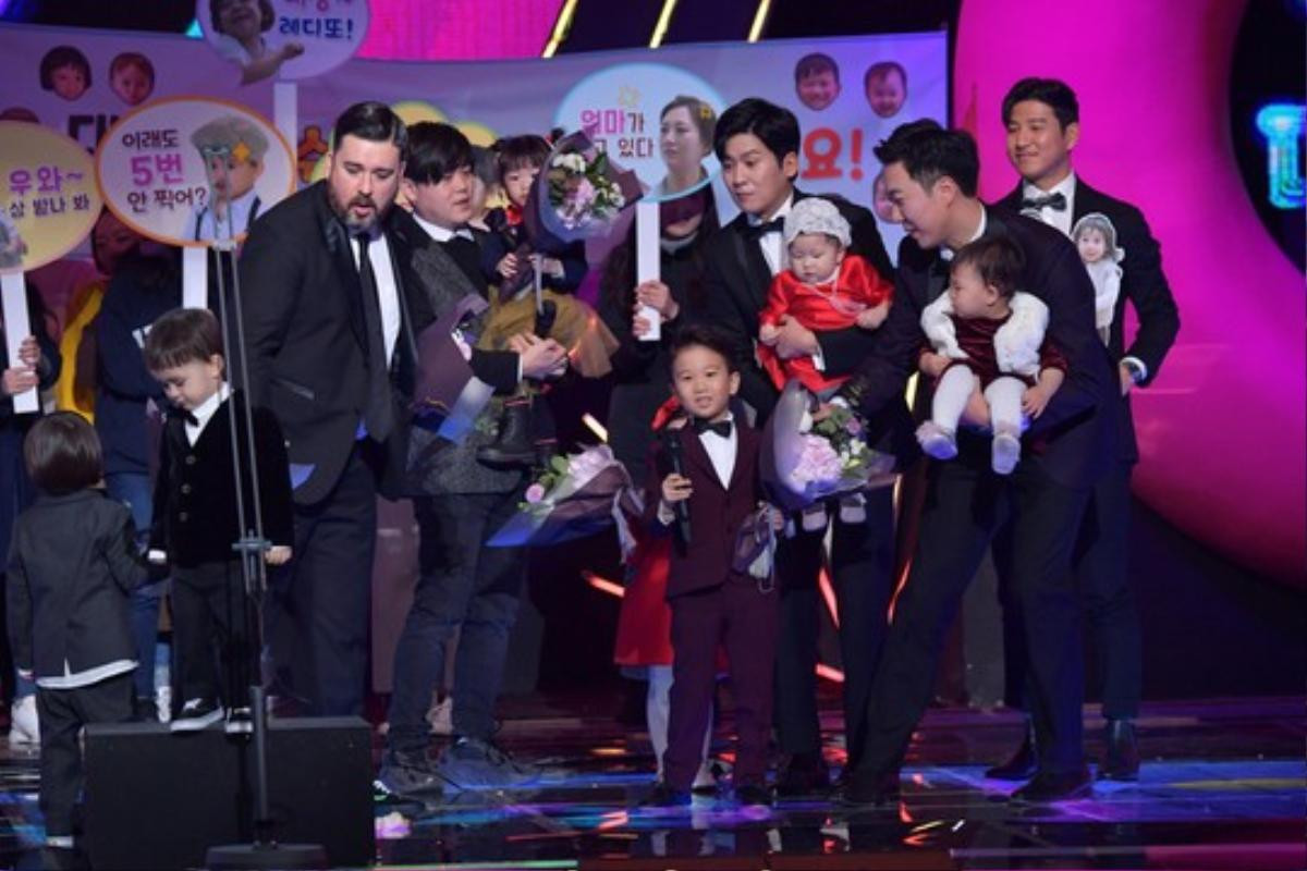 Kết quả 'KBS Entertainment Awards 2019': Các ông bố của 'Siêu nhân trở lại' nhận giải Daesang Ảnh 4