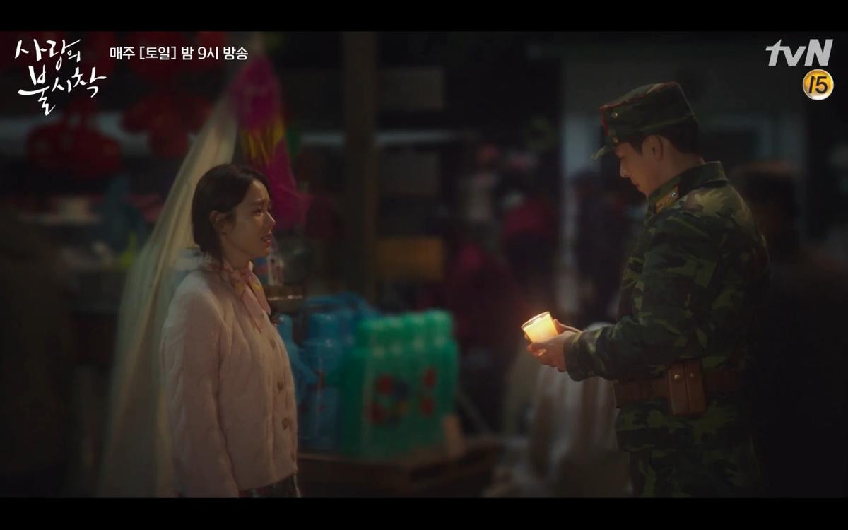 Hạ cánh nơi anh tập 4: Liên hoàn 'kiss' đầy táo bạo của Hyun Bin và Son Ye Jin, tình tay ba bắt đầu từ rất lâu? Ảnh 33