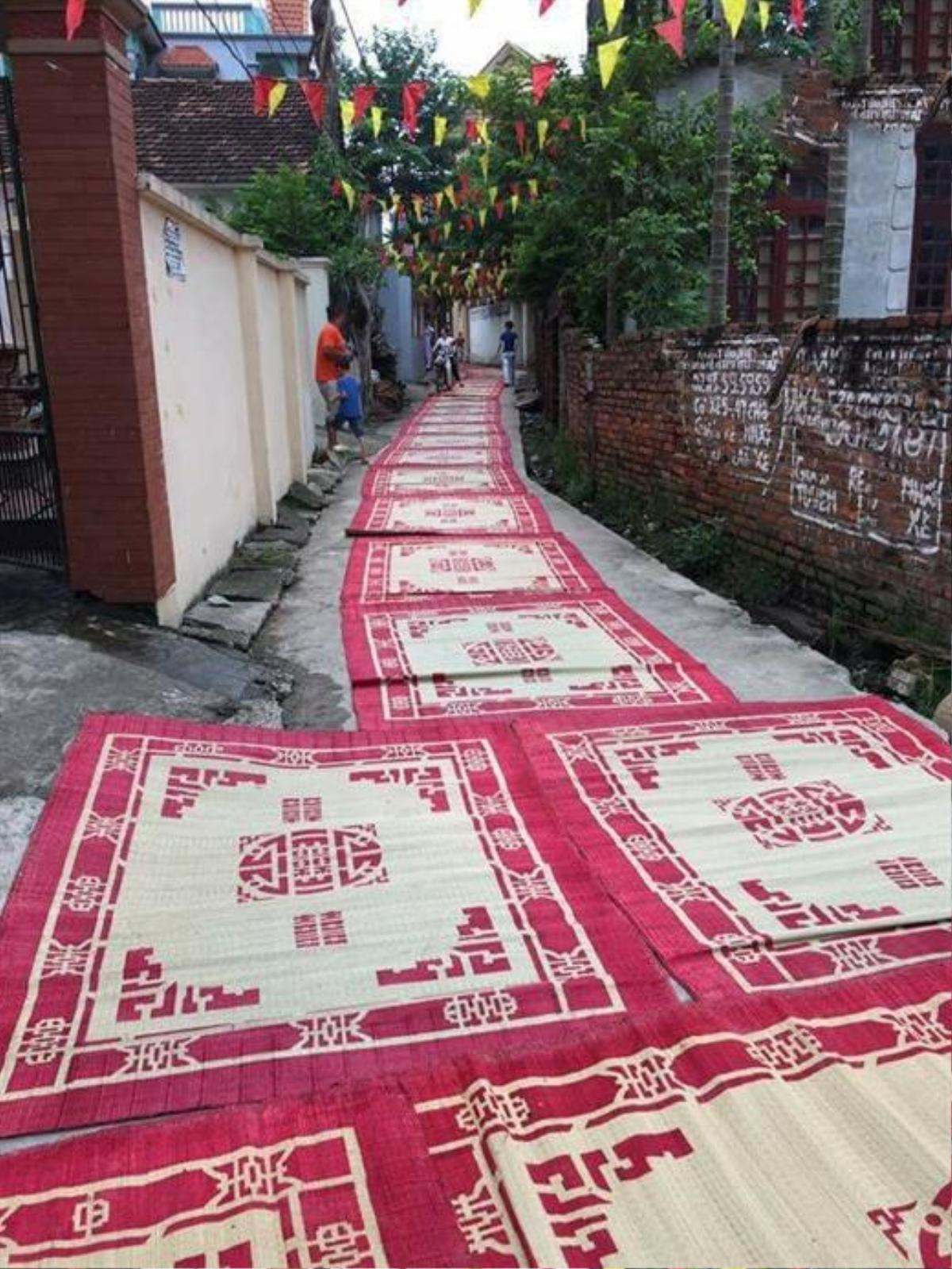 'Hồn nhiên' bày tiệc ăn mừng giữa đường, nhóm người khiến cộng đồng mạng bức xúc Ảnh 2