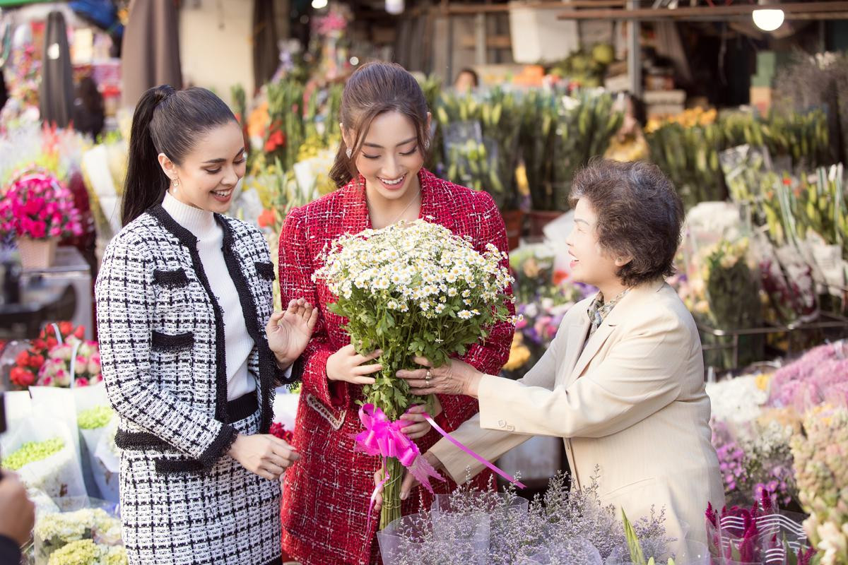 Lương Thùy Linh diện đồ đôi 'đi đu đưa' cùng Megan Young: Đẹp rạng rỡ khó phân thắng bại Ảnh 10