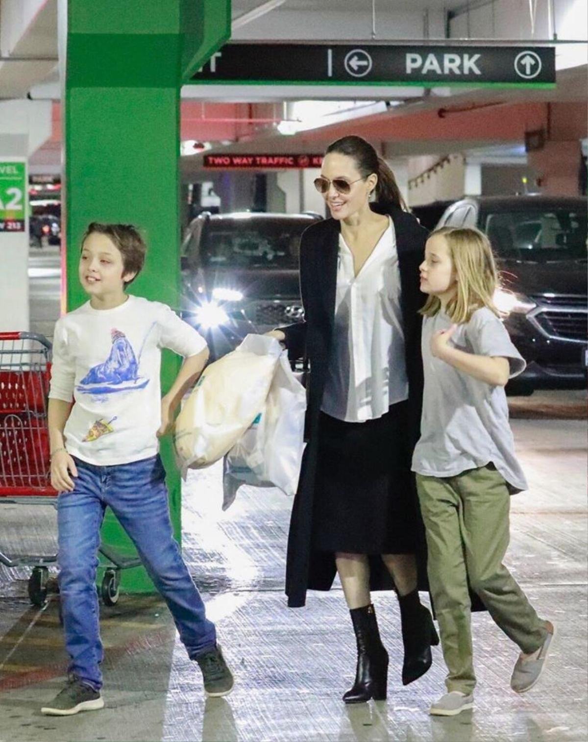 Angelina Jolie đưa các con đi mua sắm Giáng sinh giữa tin đồn ghen lồng lộn với chồng cũ Brad Pitt Ảnh 3