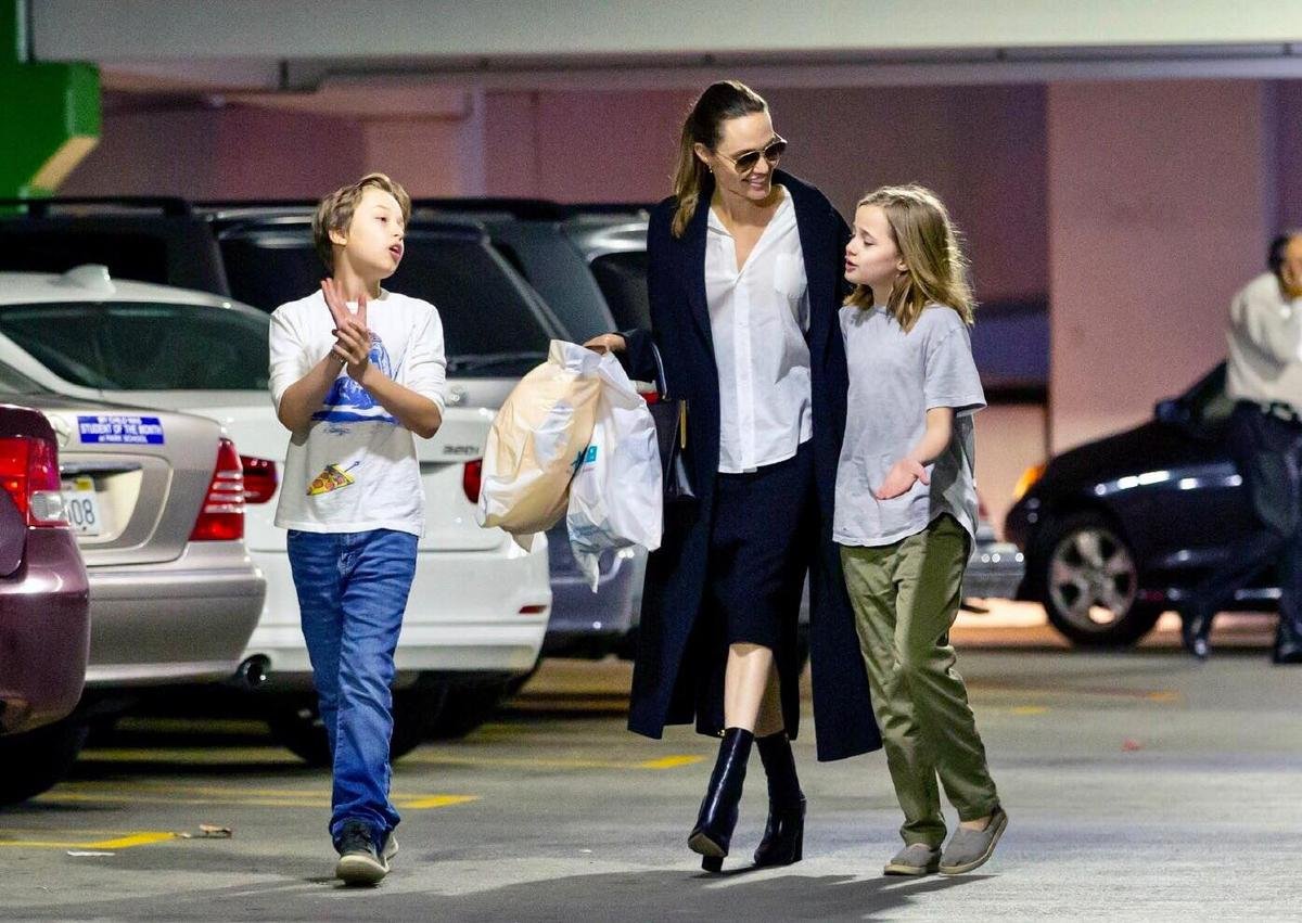 Angelina Jolie đưa các con đi mua sắm Giáng sinh giữa tin đồn ghen lồng lộn với chồng cũ Brad Pitt Ảnh 2