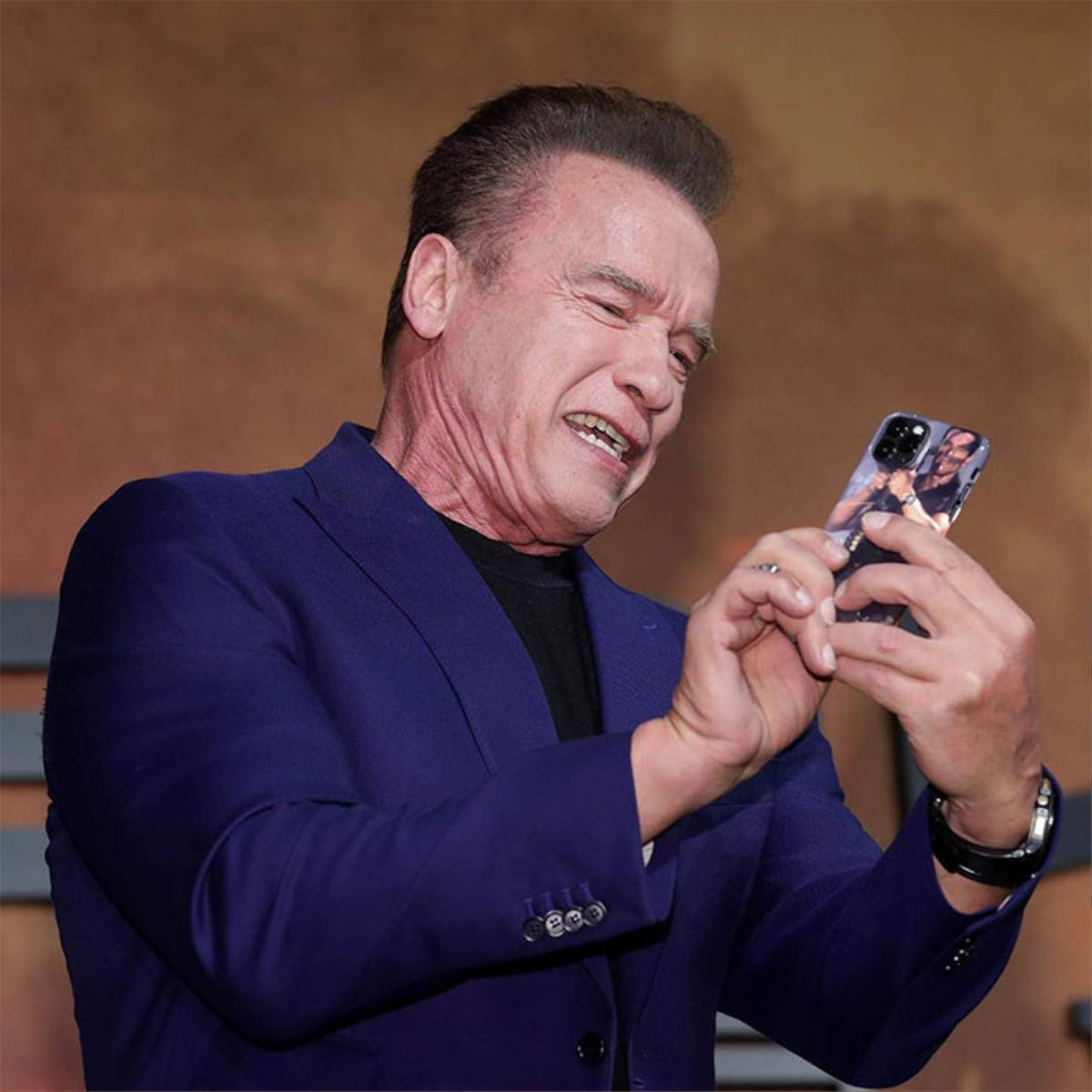 Arnold Schwarzenegger gây bão với chiếc ốp lưng iPhone 11 Pro có ảnh chế của chính mình Ảnh 4