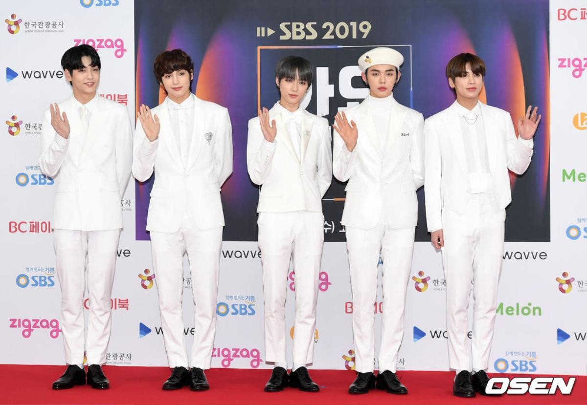 Thảm đỏ 'SBS Gayo Daejeon 2019': Choáng với dàn visual của BTS, SEVENTEEN, GOT7, NU'EST và ASTRO Ảnh 17