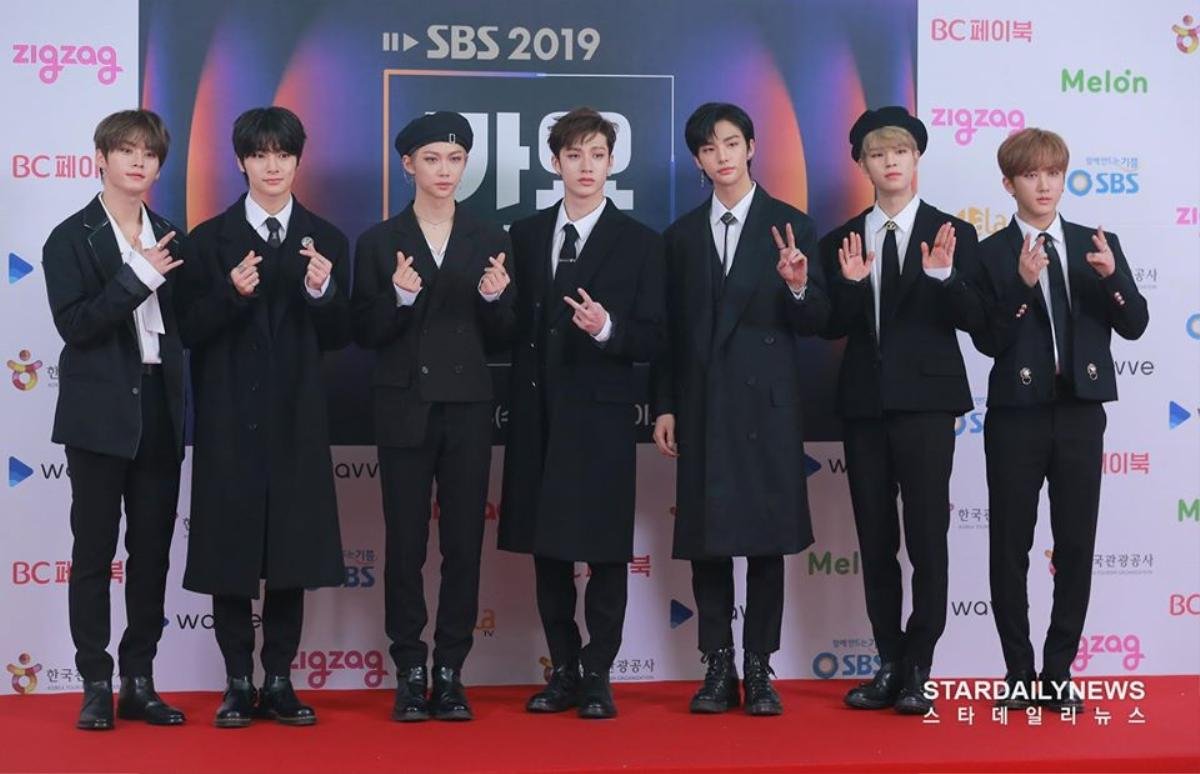 SBS Gayo Daejeon 2019: Wendy chấn thương, Solar té ngã ở thảm đỏ, nhiều thần tượng suýt ngã vì sân khấu trơn trượt Ảnh 3