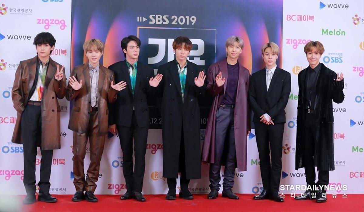 SBS Gayo Daejeon 2019: Wendy chấn thương, Solar té ngã ở thảm đỏ, nhiều thần tượng suýt ngã vì sân khấu trơn trượt Ảnh 1