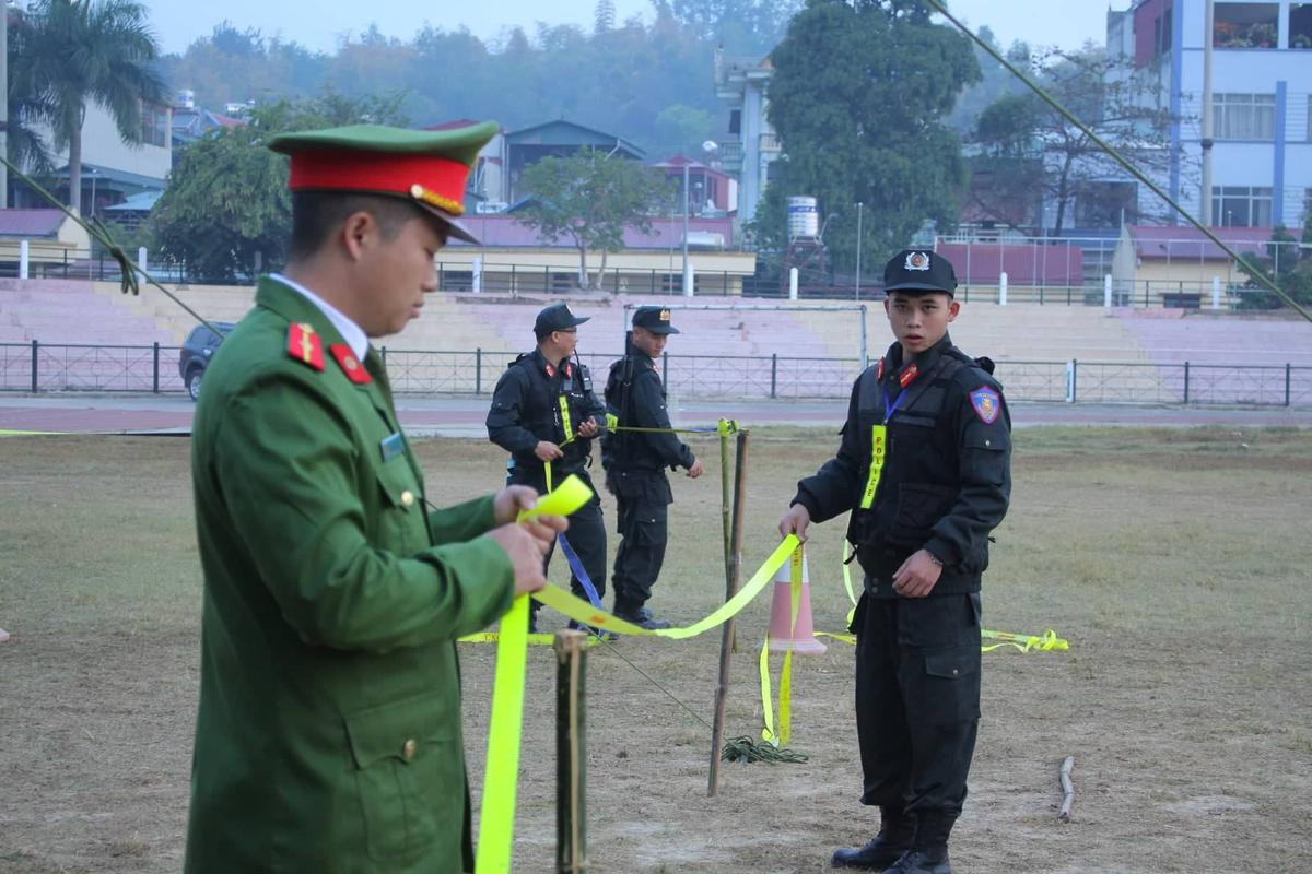 An ninh thắt chặt, điều chó nghiệp vụ bảo vệ quanh khu vực sân vận động nơi xảy ra vụ xét xử nữ sinh giao gà bị sát hại Ảnh 7