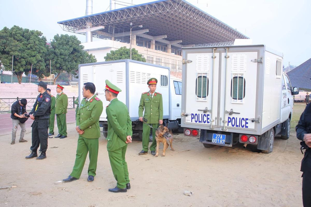 An ninh thắt chặt, điều chó nghiệp vụ bảo vệ quanh khu vực sân vận động nơi xảy ra vụ xét xử nữ sinh giao gà bị sát hại Ảnh 2