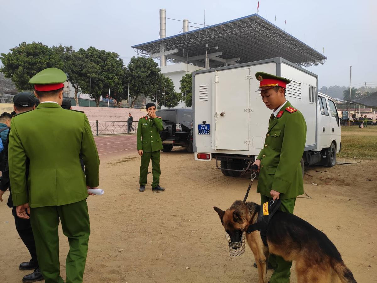 An ninh thắt chặt, điều chó nghiệp vụ bảo vệ quanh khu vực sân vận động nơi xảy ra vụ xét xử nữ sinh giao gà bị sát hại Ảnh 6