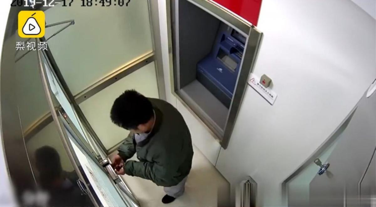 Đi cướp ATM nhưng quên cách mở cửa, tên cướp lú lẫn 'chốt sổ' cuối năm trong đồn cảnh sát Ảnh 1