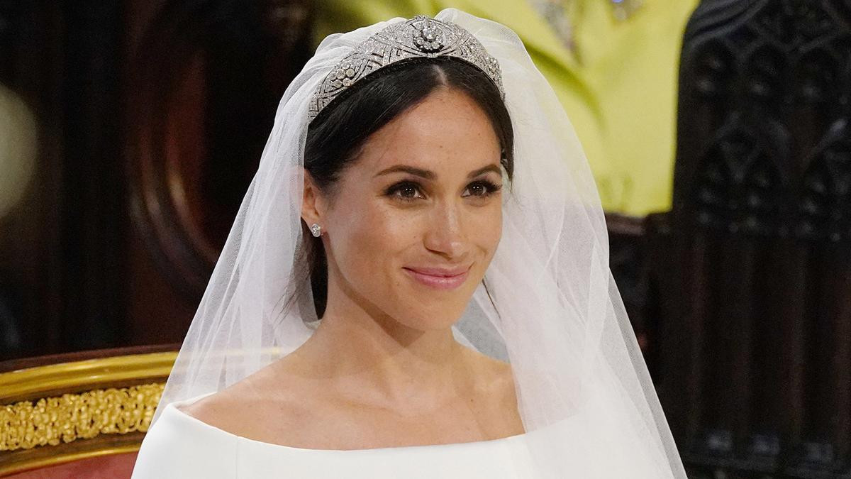 Tại sao Meghan Markle không được đeo vương miện như chị dâu Kate và nữ hoàng Elizabeth? Ảnh 1