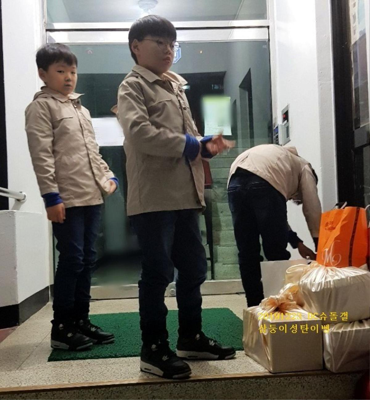 Trọn bộ ảnh Giáng sinh 2019 siêu đáng yêu của Daehan, Minguk và Manse Ảnh 5